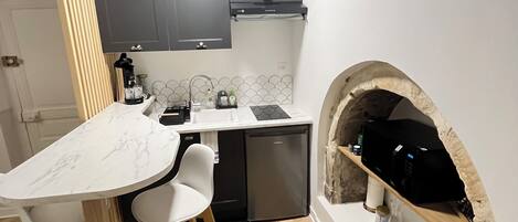 ثلاجة، ميكروويف، موقد طهي مسطح، ماكينة لصنع القهوة/الشاي