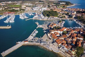 An aerial view of a coastal town with a marina, buildings, and a waterfront promenade. - Apartment Apartman The View (Istria - Novigrad) (Novigrad)