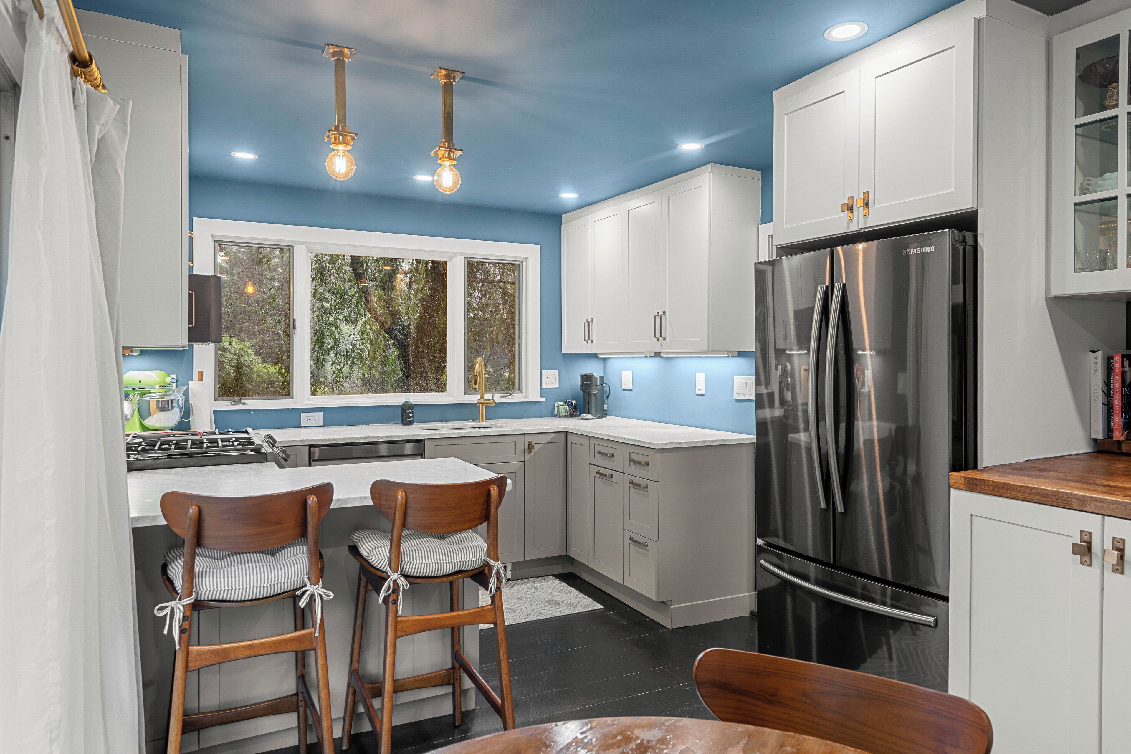 Kjøleskap, mikrobølgeovn, ovn og kokeplater