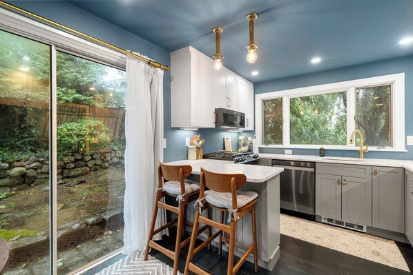 Een koelkast, een microgolfoven, een oven, een kookplaat