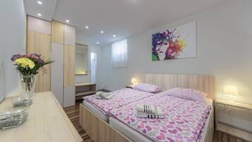 1 chambre, bureau, fer et planche à repasser, Wi-Fi