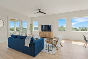 Smart TV, music library - Sandcastle on 2nd - New Construction, Heated Pool, GOLF CART, Steps to Beach! (St. Augustine)