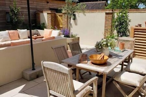 Luxury Coach House in countryside.  Lovely space.  Log fire.  Pet friendly!