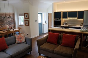 Smart TV, fireplace, books - Luxury Coach House in countryside. Lovely space. Log fire. Pet friendly! (Lewes)