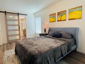 4 bedrooms, iron/ironing board, WiFi, bed sheets - Fun 3-Story House in Vegas - 9mins to Strip! (Las Vegas)