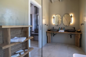 Douche, sèche-cheveux, serviettes fournies, savon