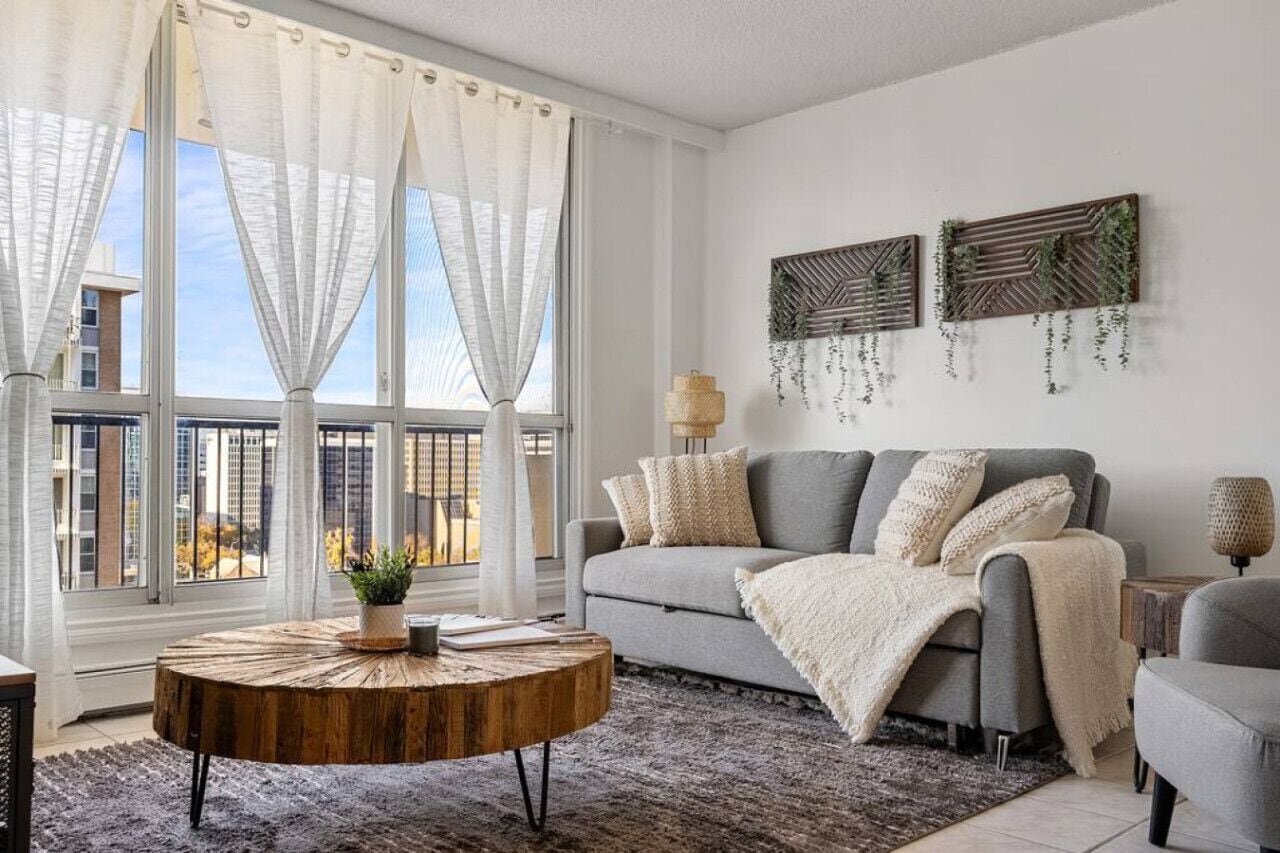 TV connectée, table de tennis de table, livres