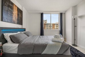 2 bedrooms, desk, iron/ironing board, travel crib - Central DT 2BR » Free Parking » Billiards » Gym (Edmonton)