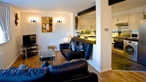 Un apartamento moderno con sala de estar, comedor y cocina.