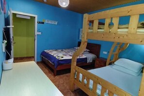 Una habitación con dos literas, un escritorio y una silla.