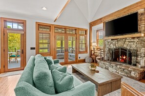 獨棟房屋, 多張床, 陽台, 山景 (Creekside Hideaway at The Farm) | 起居區 | 50-吋平面電視、數位頻道、壁爐