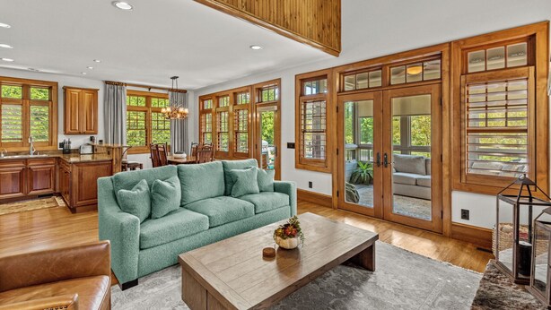 Ferienhaus, Mehrere Betten, Balkon, Bergblick (Creekside Hideaway at The Farm) | Wohnbereich