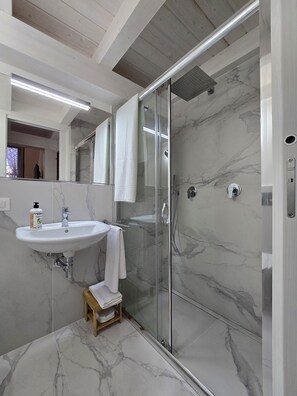 淋浴设施、吹风机、坐浴桶、毛巾