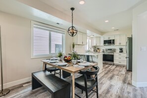 Dining - Chalet Central Park City-Private Hot Tub! Easy Access to Skiing/Main Street (Park City)