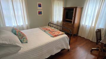 3 habitaciones, tabla de planchar con plancha, wifi y ropa de cama