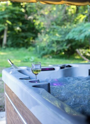 Outdoor spa tub - Villa Trianon – A 5⭐ Romantic Getaway Steps from Château de Villandry (Villandry)