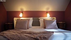 Ein Schlafzimmer mit einem Bett, zwei Nachttischen und Wandlampen.