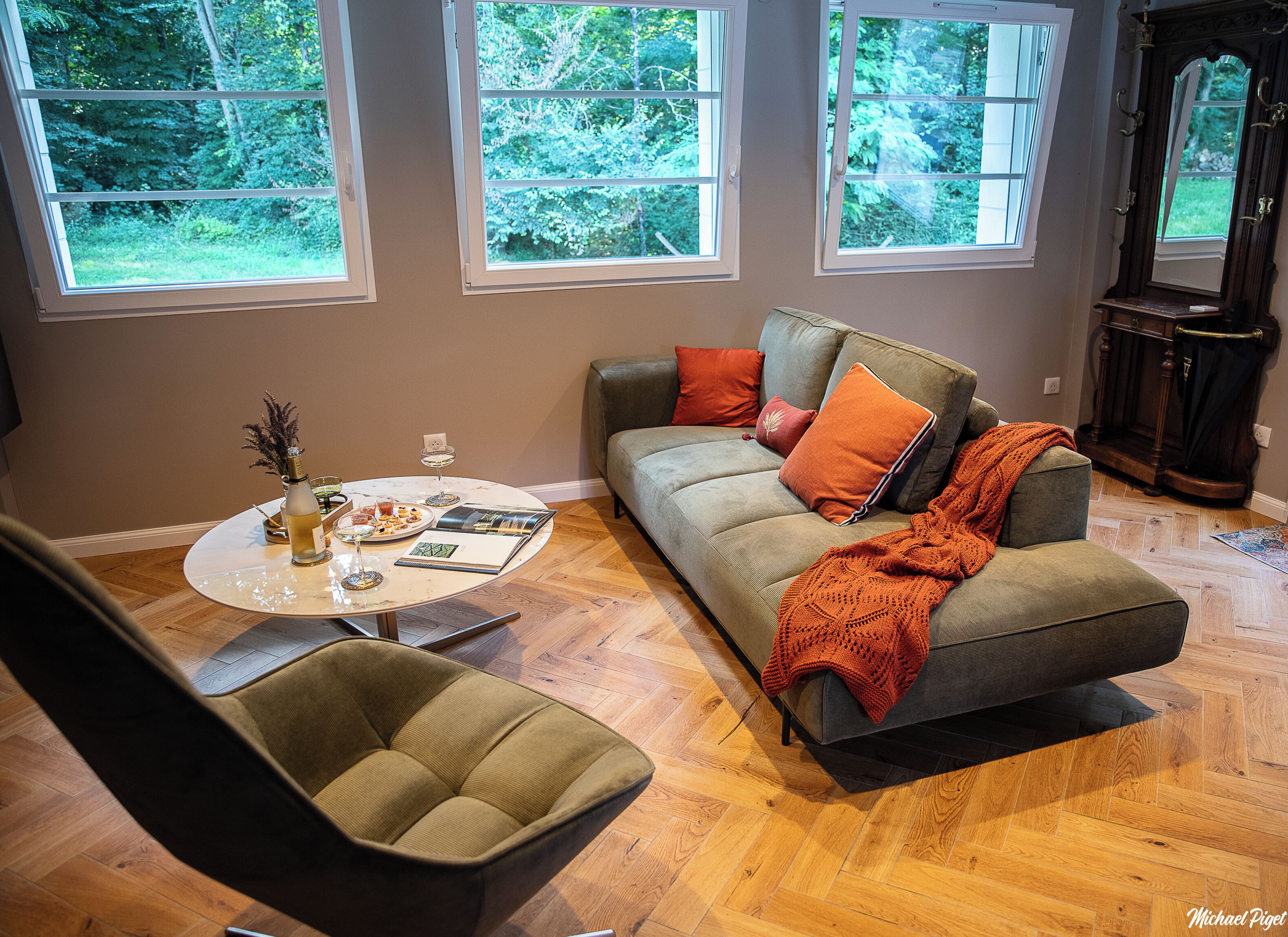 Télévision, cheminée, table de tennis de table