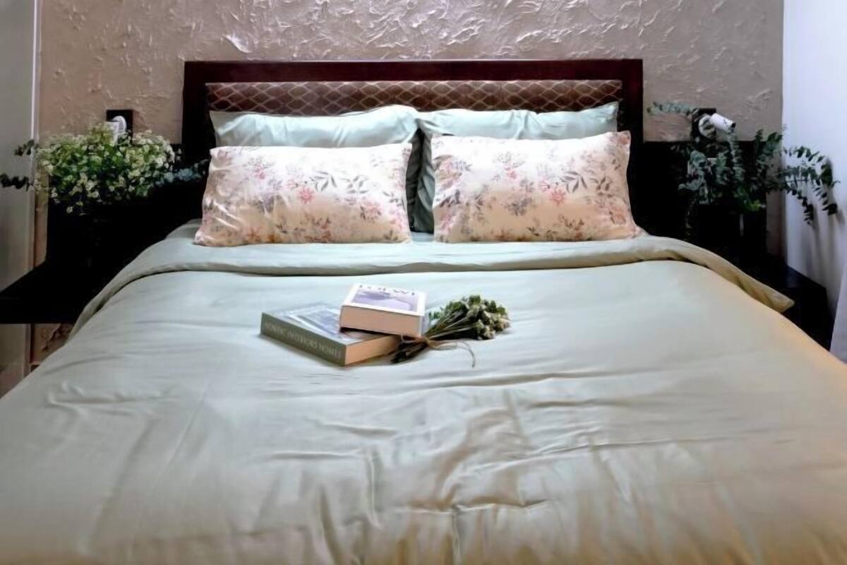 أغطية فراش متميزة وأسرّة بطبقة علوية مريحة وخزنة داخل الغرفة ومكتب