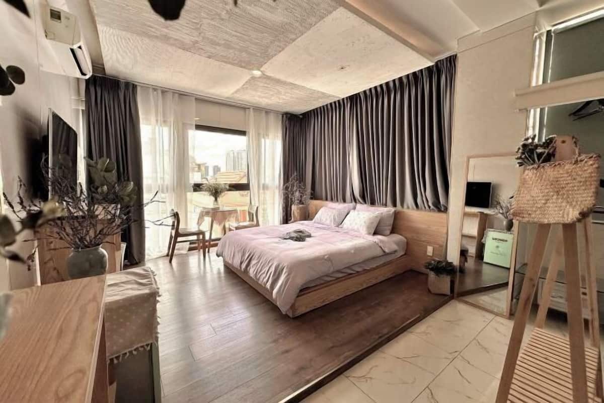 Premium bedding, pillow-top beds, in-room safe, desk