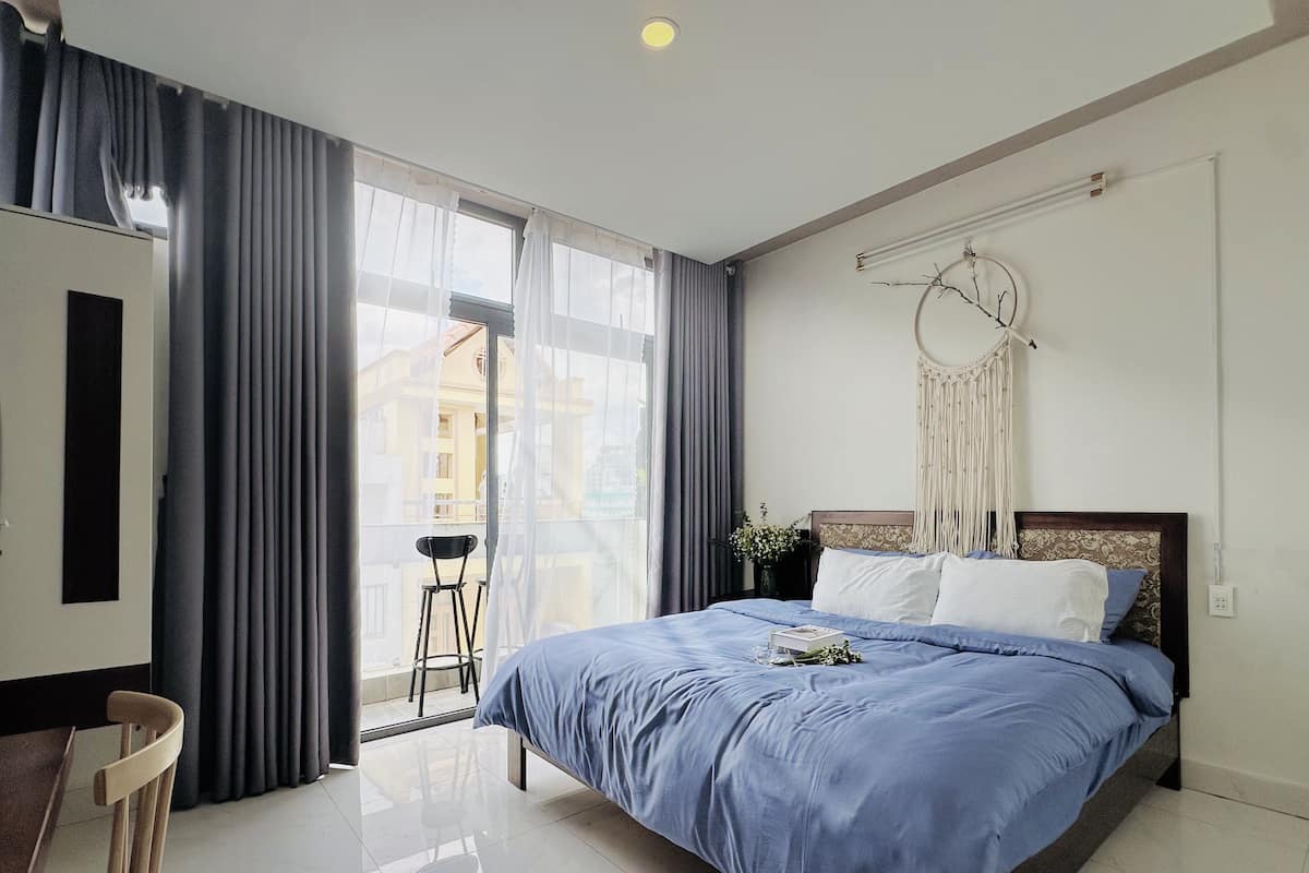 Kamar Double Deluks, balkon, pemandangan kota | Seprai premium, bantalan ekstra lembut, brankas, dan meja kerja