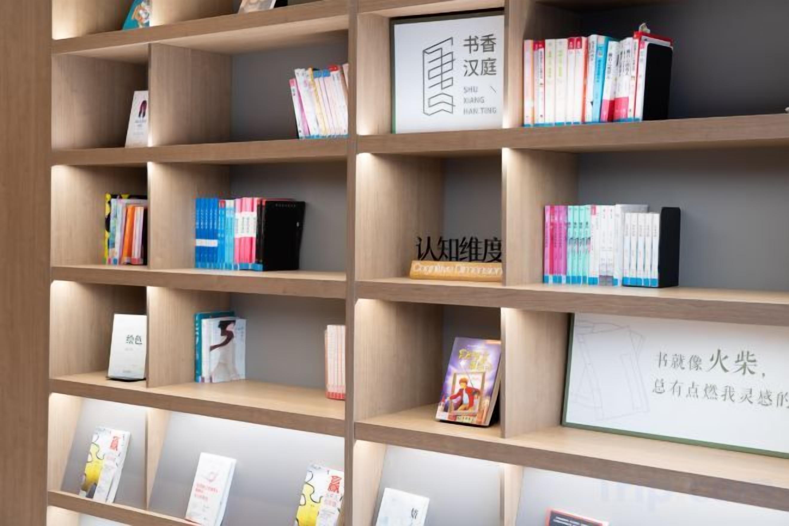 Uma estante com vários livros e objetos emoldurados.