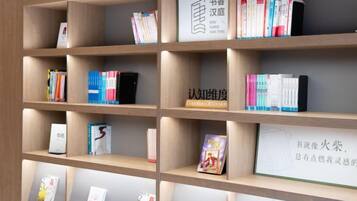 Uma estante com vários livros e objetos emoldurados.