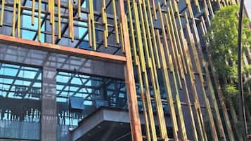 Um edifício moderno com ripas verticais de madeira e grandes janelas.