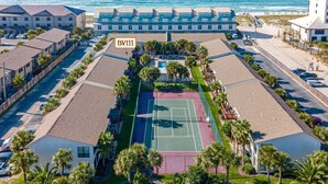 A hotel with a tennis court, pool, and beach view. - Beachview 111, Navarre Beach (Navarre)