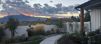 Mountain-View Studio / Hot Tub / 22 Min to Salt Lake City / Private Entry