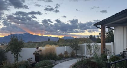 Mountain-View Studio / Hot Tub / 22 Min to Salt Lake City / Private Entry