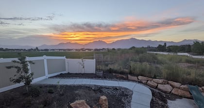 Mountain-View Studio / Hot Tub / 22 Min to Salt Lake City / Private Entry