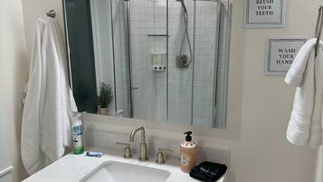 Dusche, Haartrockner, Handtücher, Seife