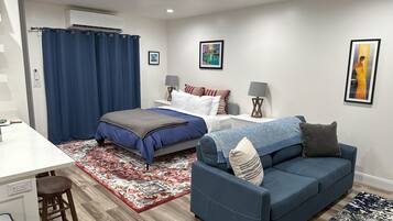 デスク、旅行用ベビーベッド、WiFi (無料)、ベッドシーツ