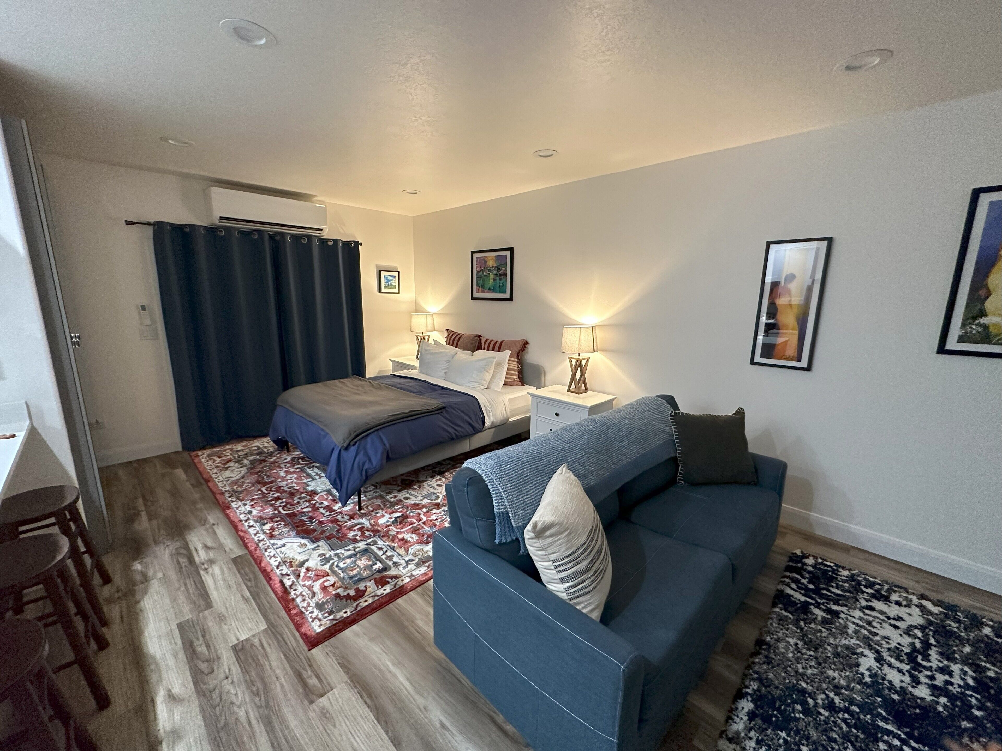 Desk, travel cot, free WiFi, bed sheets