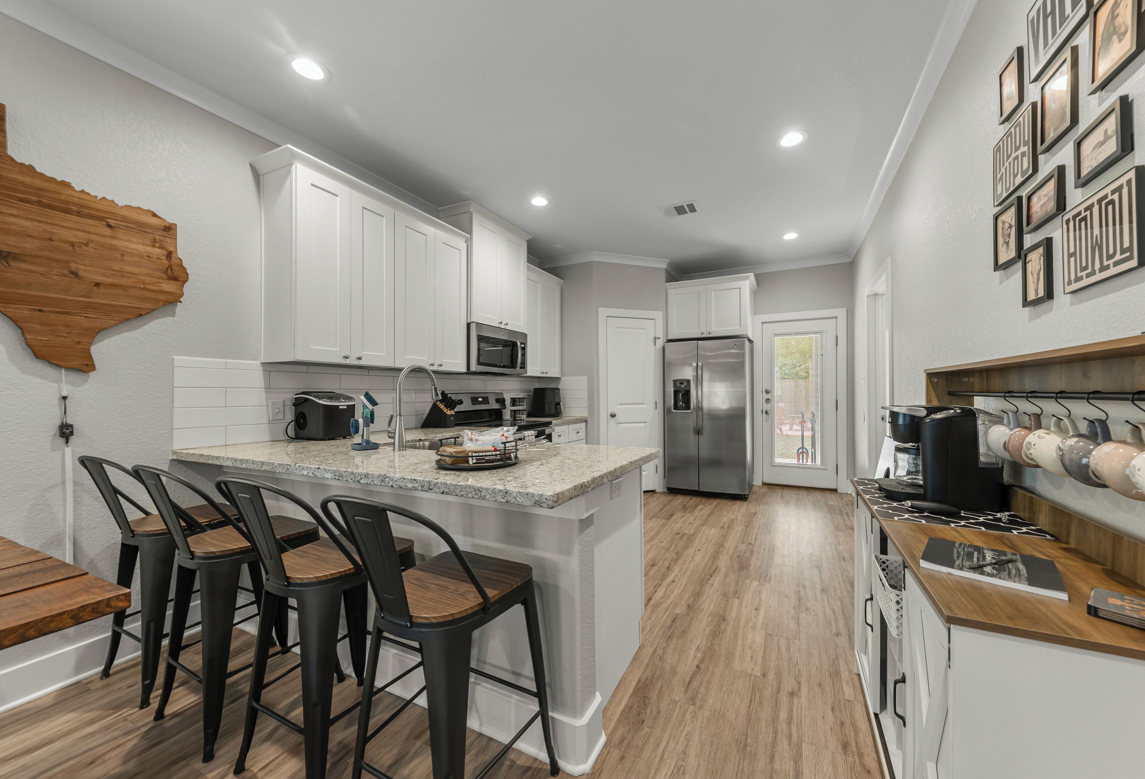 Kjøleskap, mikrobølgeovn, ovn og kokeplater