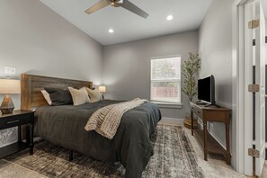5 bedrooms, travel crib, free WiFi, bed sheets - A&M Game House with Indoor Slide - Sleeps 12 (College Station)
