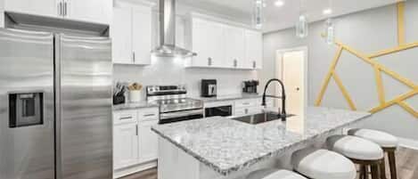 雪櫃、微波爐、焗爐、爐具