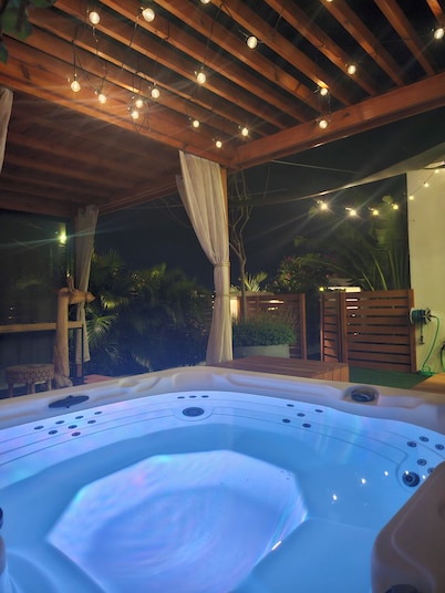 Cozy 1-bedroom apartment nice garden ,Noord with WiFi, AC