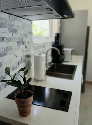 Kylskåp, mikrovågsugn, spishäll och kaffe- och tebryggare