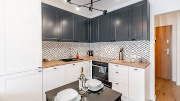 Fridge, oven, stovetop, dishwasher