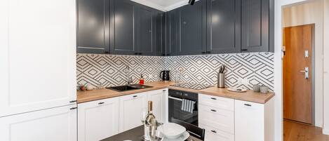 Fridge, oven, stovetop, dishwasher