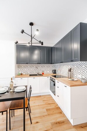 Fridge, oven, stovetop, dishwasher