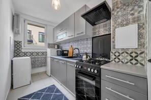 Kjøleskap, mikrobølgeovn, ovn og kokeplater