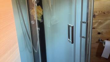 Een douche, een bidet, handdoeken, zeep