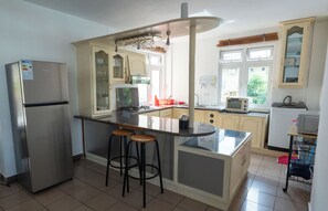 Fridge, microwave, oven, stovetop - Stunning 3-Bedroom Villa with Pool, AC, and WiFi, steps from Flic en Flac Beach! (Flic en Flac)