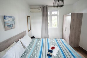 3 bedrooms, iron/ironing board, travel crib, WiFi - Stunning 3-Bedroom Villa with Pool, AC, and WiFi, steps from Flic en Flac Beach! (Flic en Flac)