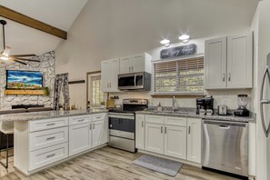 Fridge, microwave, oven, stovetop - Secluded~Fire Pit~Hot Tub~Dog Allowed~Epic Lights! (Sevierville)
