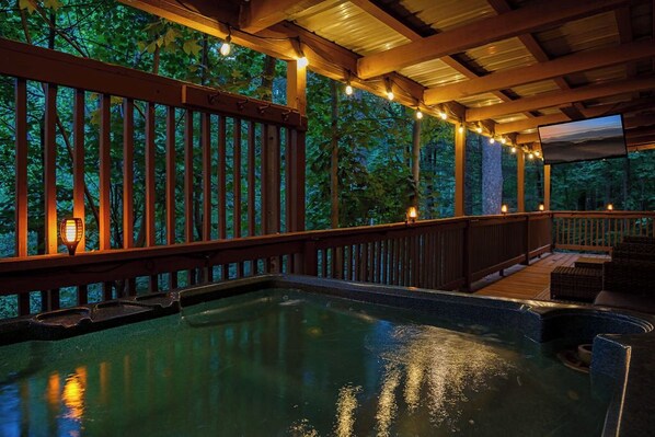 Outdoor spa tub
