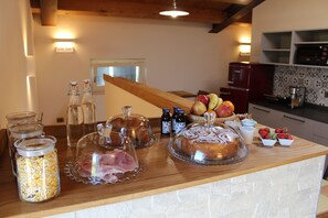 Free daily local cuisine breakfast - B&B Cà Tognella (Pescantina)